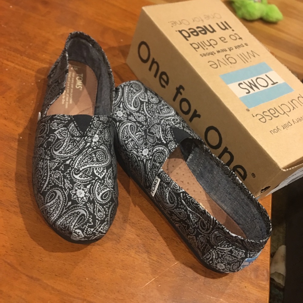 Black and Silver Paisley Toms